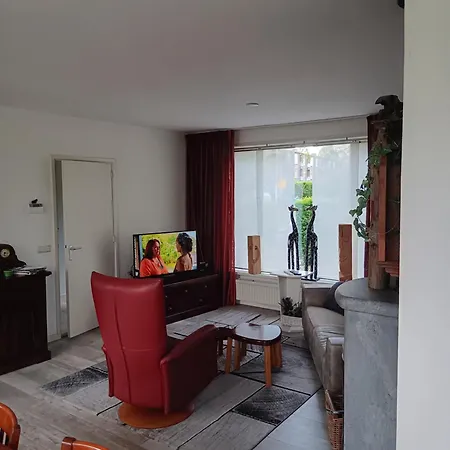 Complete Woning Met Zonnige Achtertuin アパート ゴーダ