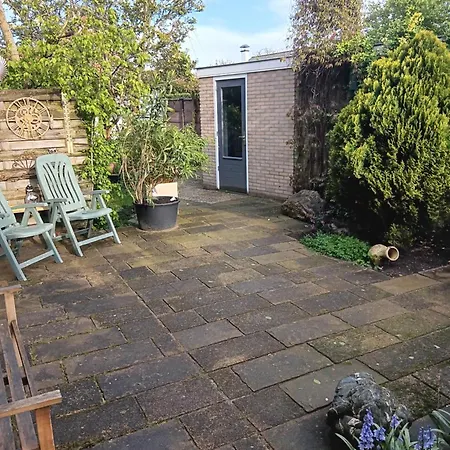 Complete Woning Met Zonnige Achtertuin דירה